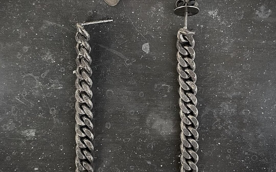 .NEW variation – CHAIN earstuds – tank track – LONG Available in Silver I Oxidised Silver.Check them out in detail by touching the image. •#chain #earrings #blackened #tanktrack #jewelry #jewellery #silverjewelry #solidsilver #contemporaryjewelry #statementjewelry #jewelrylover #artjewelry #artisanjewelry #oneofakind #uniquejewelry #instajewelry #unisexjewelry #slowfashion #fashion #accessories #conceptualfashion #avantgardejewelry #statementjewelry #assesories #darkluxury #blacklovers #blvck #darkfashion #urbanstyle #minimalurbanism #bkrebjewelryberlin