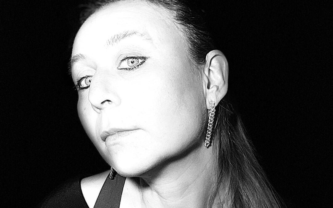 ⛓ CHAIN earstuds – tank track – long.Check ‘em out by touching the image.#selfie #selfietime #selfportrait #chain #earstuds #earrings #earhangers #tanktrack #classy #silverjewelry #buylesschoosewell #jewelrylover #blacklover #darkluxury #darkfashionstyle #blackandwhitephotography #bnw #blacklovers #statementjewelry #jewelry #slowfashionstyle  #urbanstyle #minimal #bnwphotography #bkrebjewelryberlin