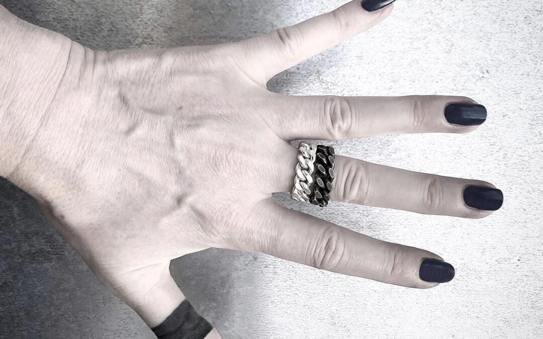 ⛓CHAIN ring – tank track. Silver & Oxidised Silver – check it out by touching the image ! .#chain #ring #rings #tanktrack #silverrings #tanktrack #instajewelry #silverjewelry #blacksilver #nongenderjewelry #buylesschoosewell #jewelrylover #blacklover #darkluxury #darkfashionstyle #blackandwhitephotography #bnw #selfportrait #blacklovers #statementjewelry #jewelry #slowfashionstyle  #urbanstyle #minimal #unisex #bnwphotography #schmuckberlin #bkrebjewelryberlin
