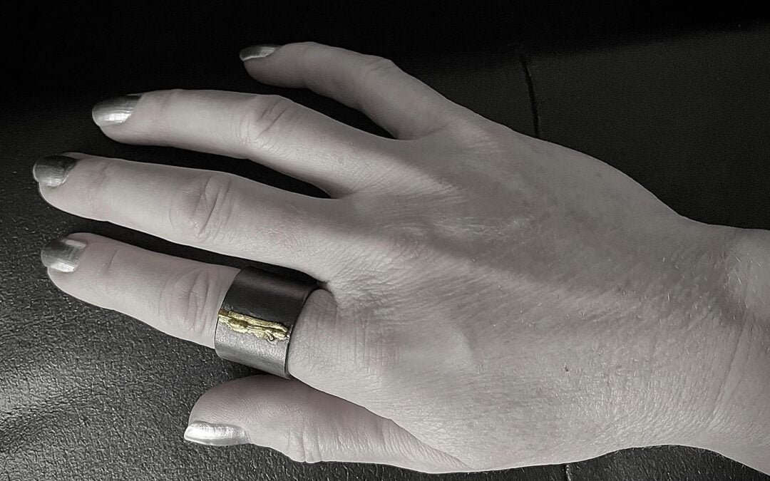 ️NOW ONLINE –  ️RIV ring, in black or silver, with 18 kt golden scar. #handmadejewelry #unisexjewelry #instajewelry #avantgardejewelry #ring #silverring #18kt #gold #yellowgold #oxidisedjewellery #oxidisedsilverjewellery #scar #blacklovers #blackgold #artisanjewelry #darkluxury #darkfashionstyle #handcraftedjewelry #jewelry #jewellery #buylesschoosewell #madetoorder #raw #solid #minimal #urbanstyle #bkrebjewelryberlin