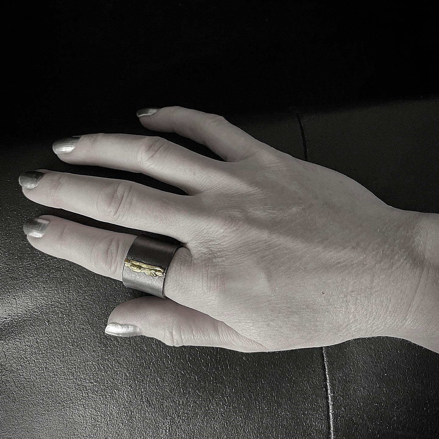 ️NOW ONLINE ️RIV ring, in black or silver, with 18 kt golden scar.Check it out by touching the image!•#handmadejewelry #unisexjewelry #instajewelry #avantgardejewelry #ring #silverring #18kt #gold #yellowgold #oxidisedjewellery #oxidisedsilverjewellery #scar #blacklovers #blackgold #artisanjewelry #darkluxury #darkfashionstyle #handcraftedjewelry #jewelry #jewellery #buylesschoosewell #madetoorder #raw #solid #minimal #urbanstyle #bkrebjewelryberlin