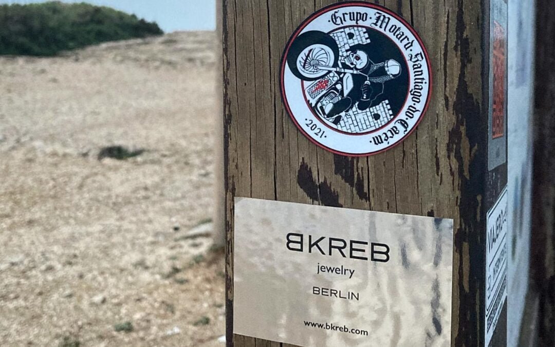 Greetings from One End Of The World 🖤 #stickertime #stickers #endoftheworld #timefortravelling #trip #travelling #portugal #seaside #sagres #lighthouse #avantgardejewelry #contemporaryjewelry #statementjewelry #instajewelry #jewellery #artjewelry #artisanjewelry #jewelrydesign #handcraftedjewelry #jewelrylover #madeinberlin #bkrebjewelryberlin